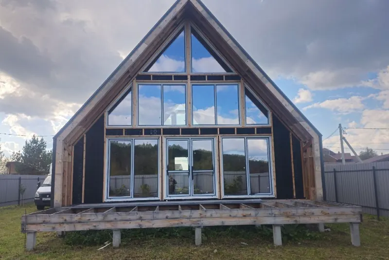 Каркасный дом A-frame с треугольными и панорамными окнами